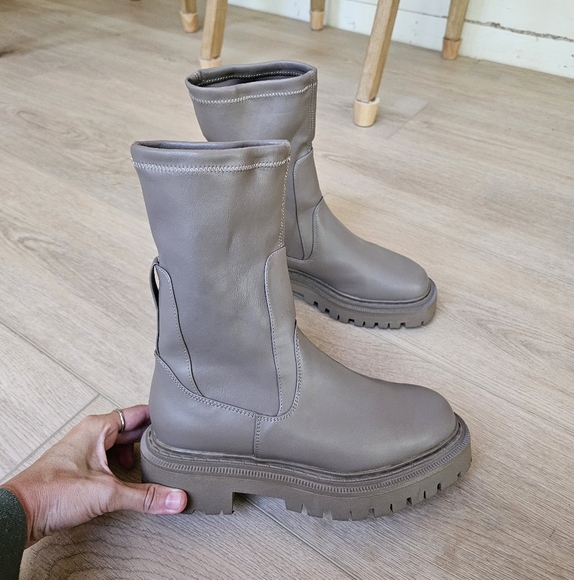 H&M Chunky Lug Sole Chelsea Platform Calf Boots Streetwear Winter Minimalist - Picture 2 of 11